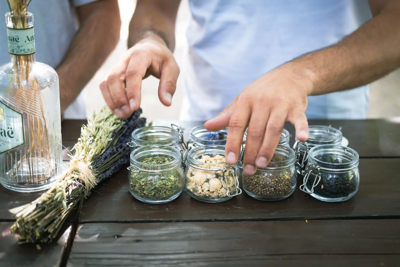 Préparation de plantes médicinales en bocaux